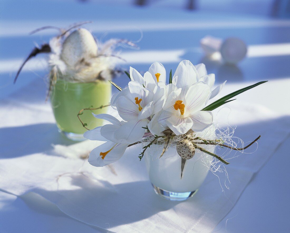 Mit Blumen gefüllter Eierbecher als Osterdekoration