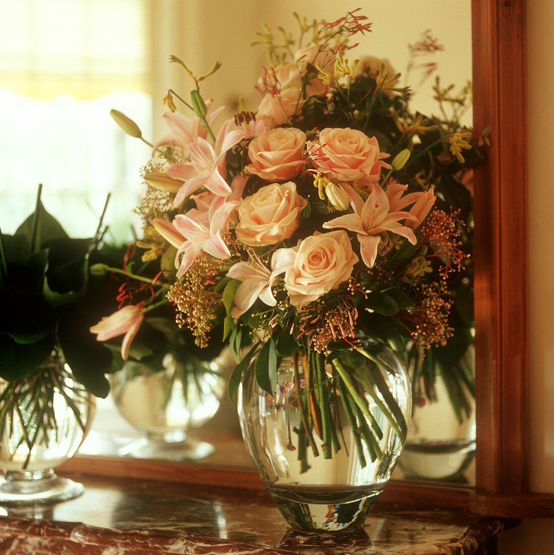 Blumenstrauss mit Rosen und Lilien
