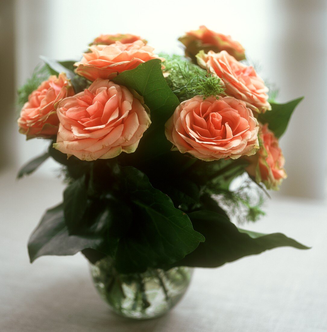 Blumenstrauss mit lachsfarbenen Rosen