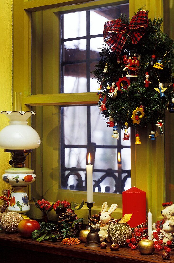 Weihnachtlich dekoriertes Fensterbrett in einem Landhaus