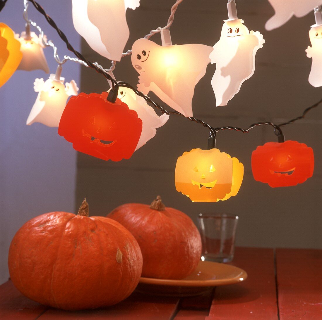 Zwei Kürbise und Halloweenlampen