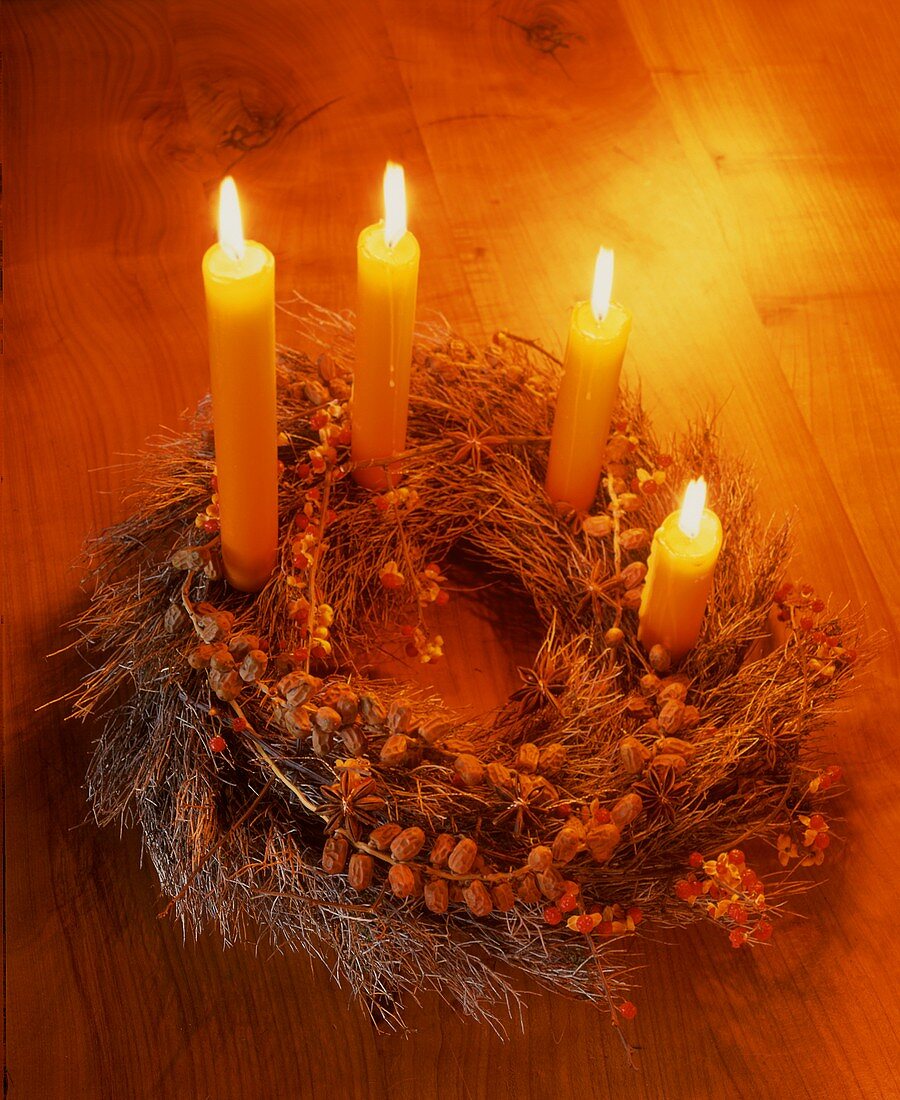 Ein Adventskranz mit brennenden Kerzen