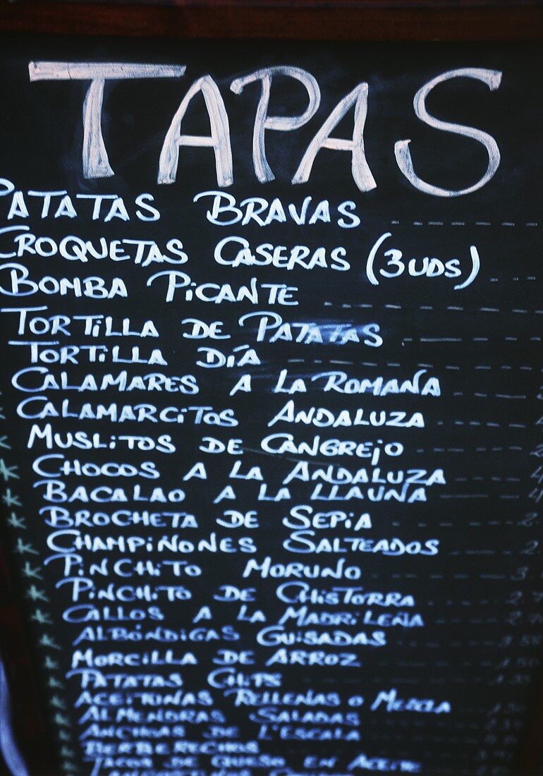 Kreidetafel einer Bar als Speisekarte für Tapas