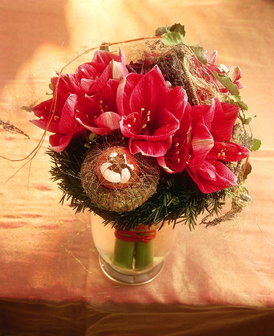 Weihnachtlicher Blumenstrauss in Vase