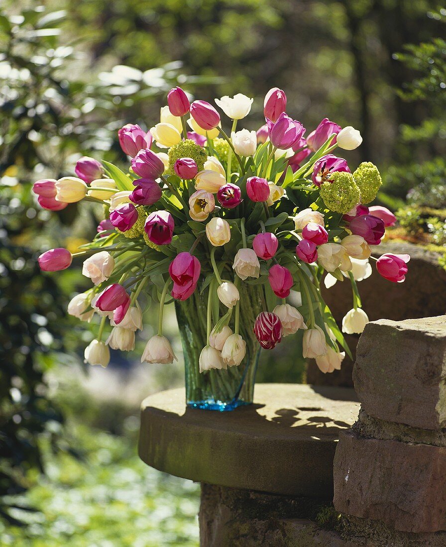 Bunter Tulpenstrauss in einer Vase im Freien