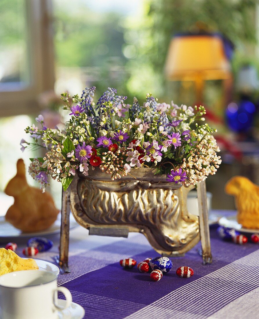 Umgedrehte Osterlammform als Blumenkasten auf dem Tisch