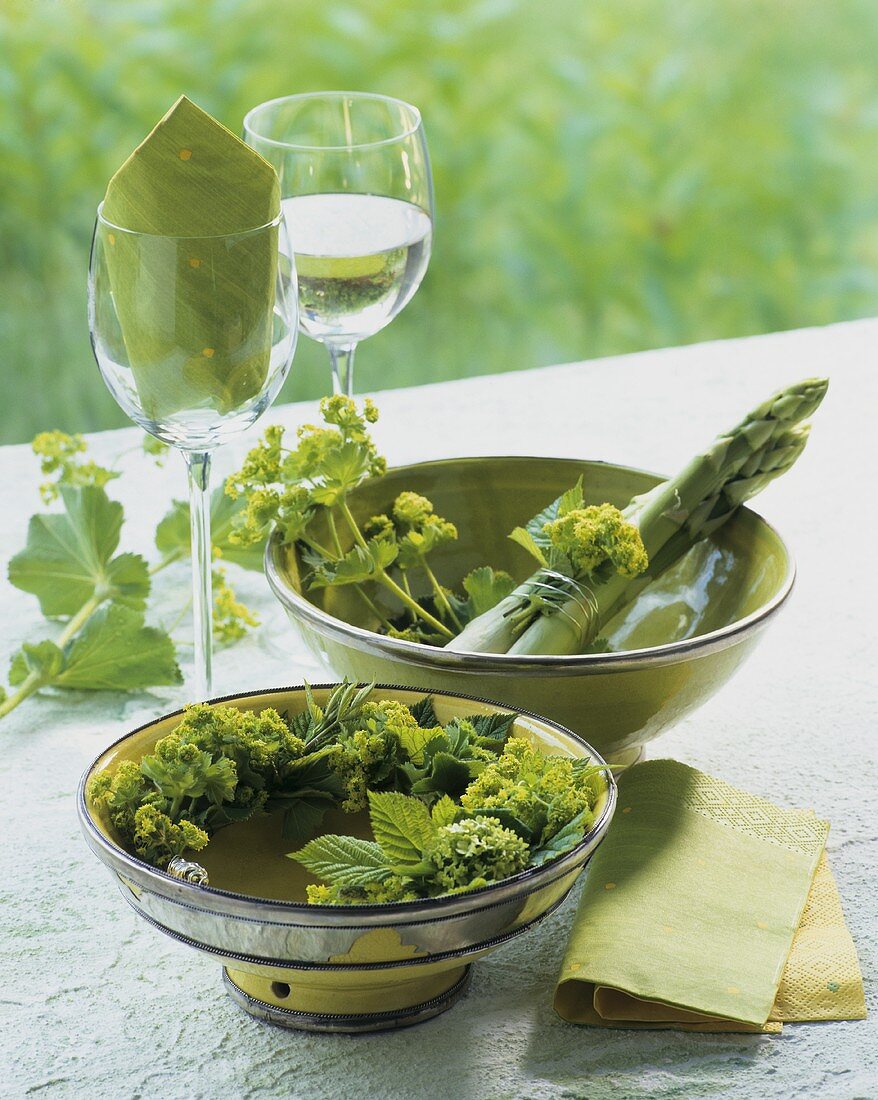 Grüne Tischdeko (Schälchen mit Kranz, Spargel, Weingläser)