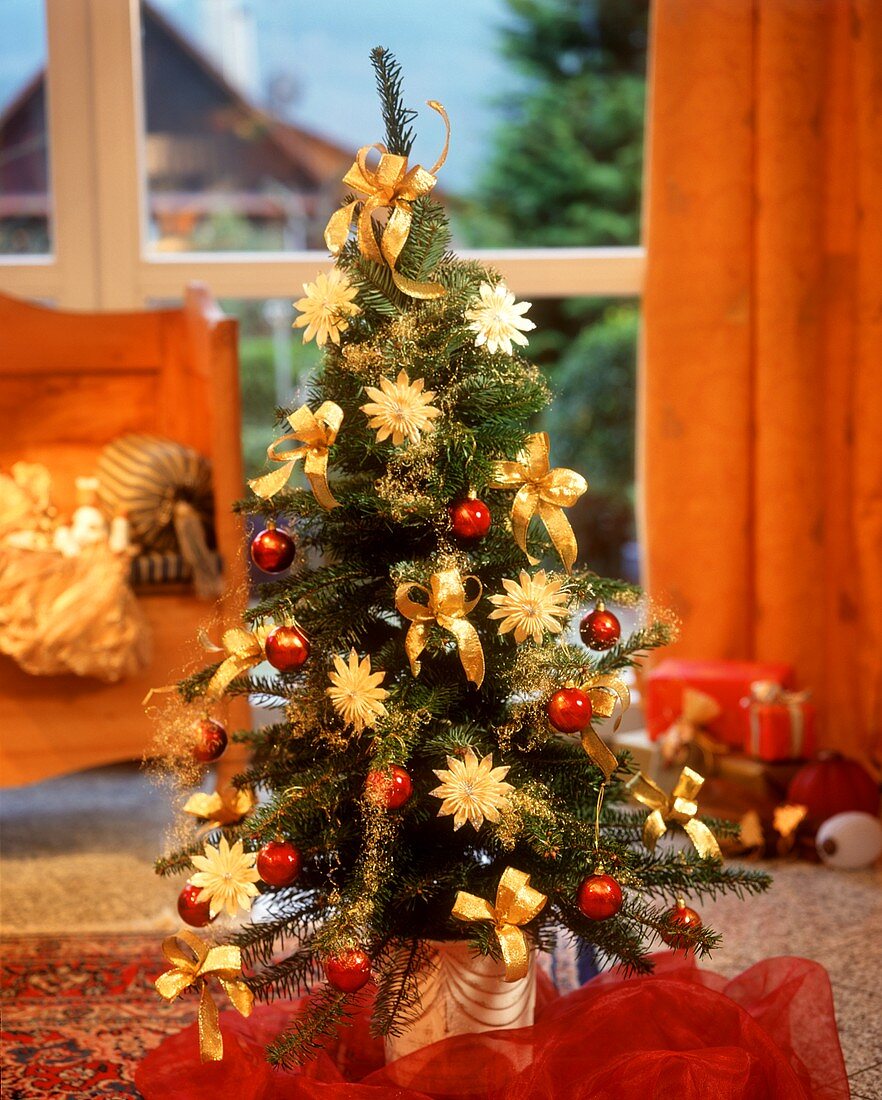 Kleiner Weihnachtsbaum, rot und golden geschmückt