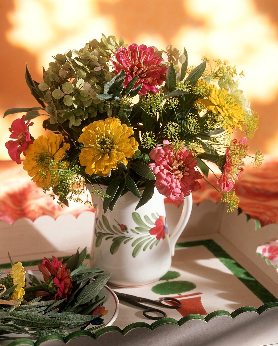 Strauss aus Kräutern und Blüten in einer Vase