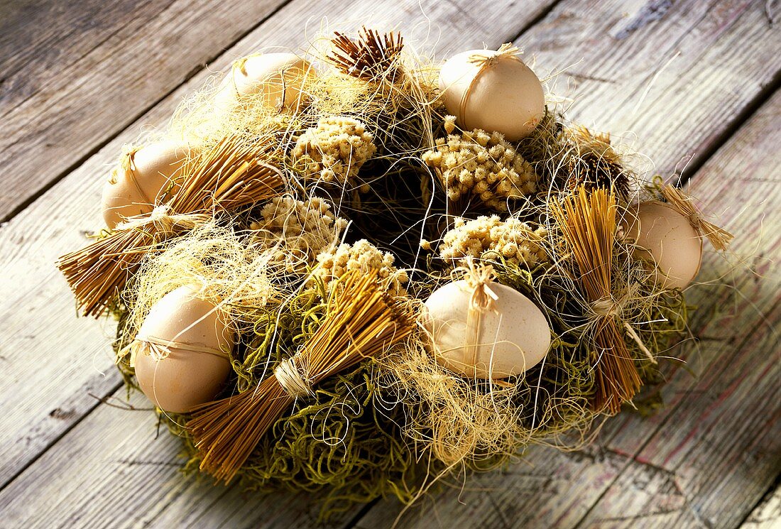 Eierschale als Vase für Glockenblumen auf Kressebett