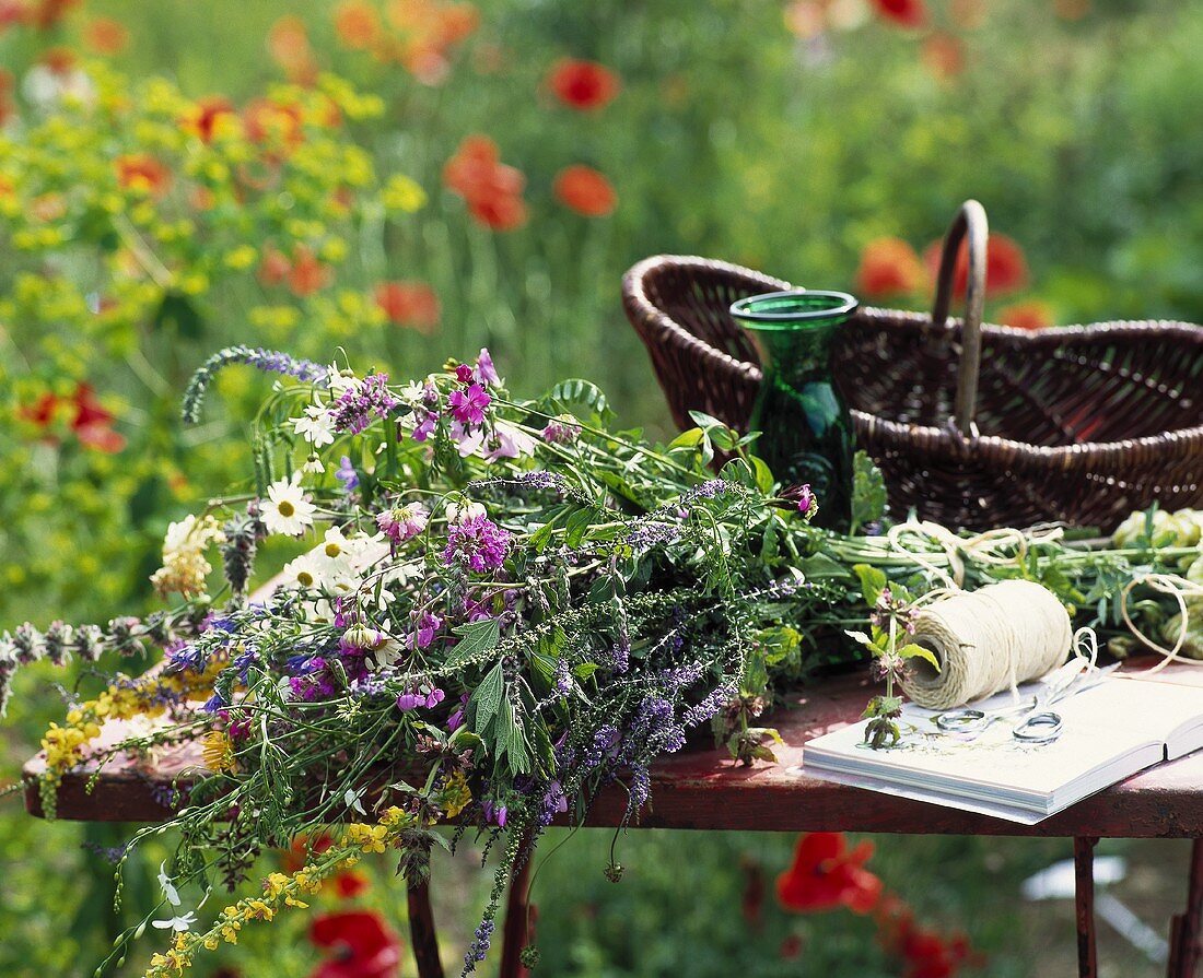 Wildblumenstrauss auf Gartentisch