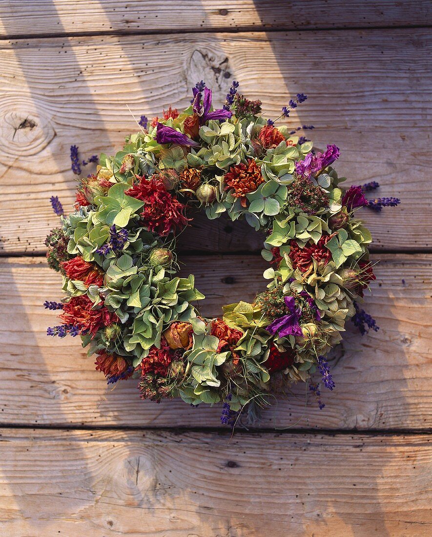 Kranz mit getrockneten Hortensien- und Rosenblüten