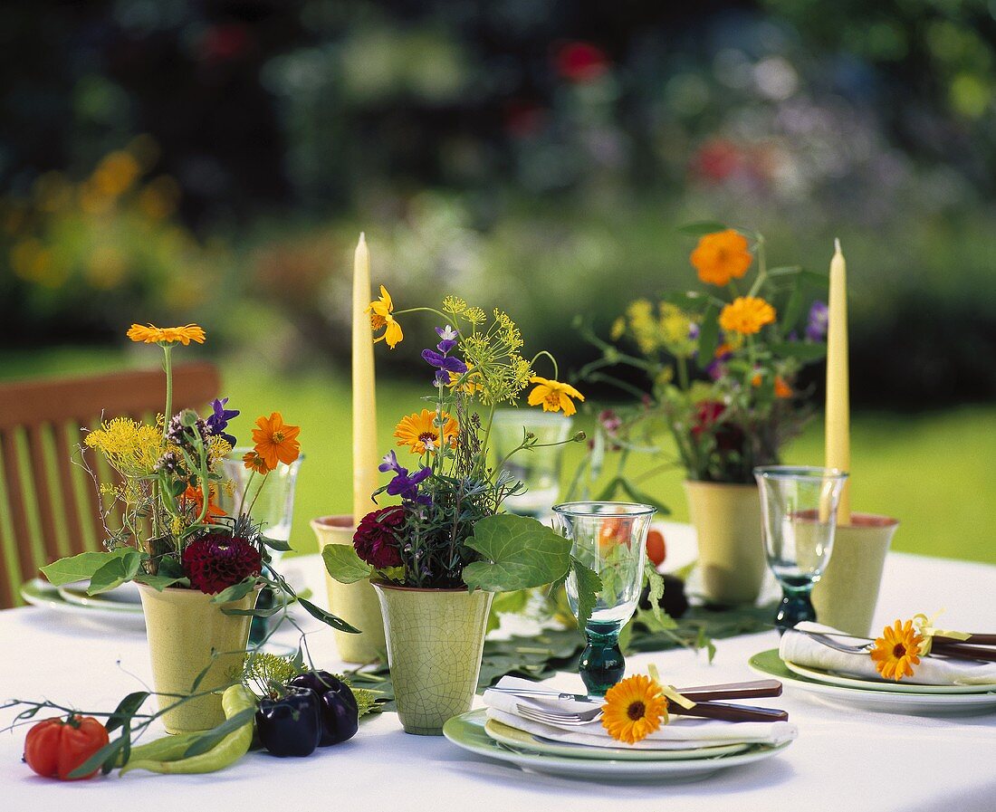 Kleine Tischgestecke mit Dahlien, Ringelblumen, Lavendel etc.