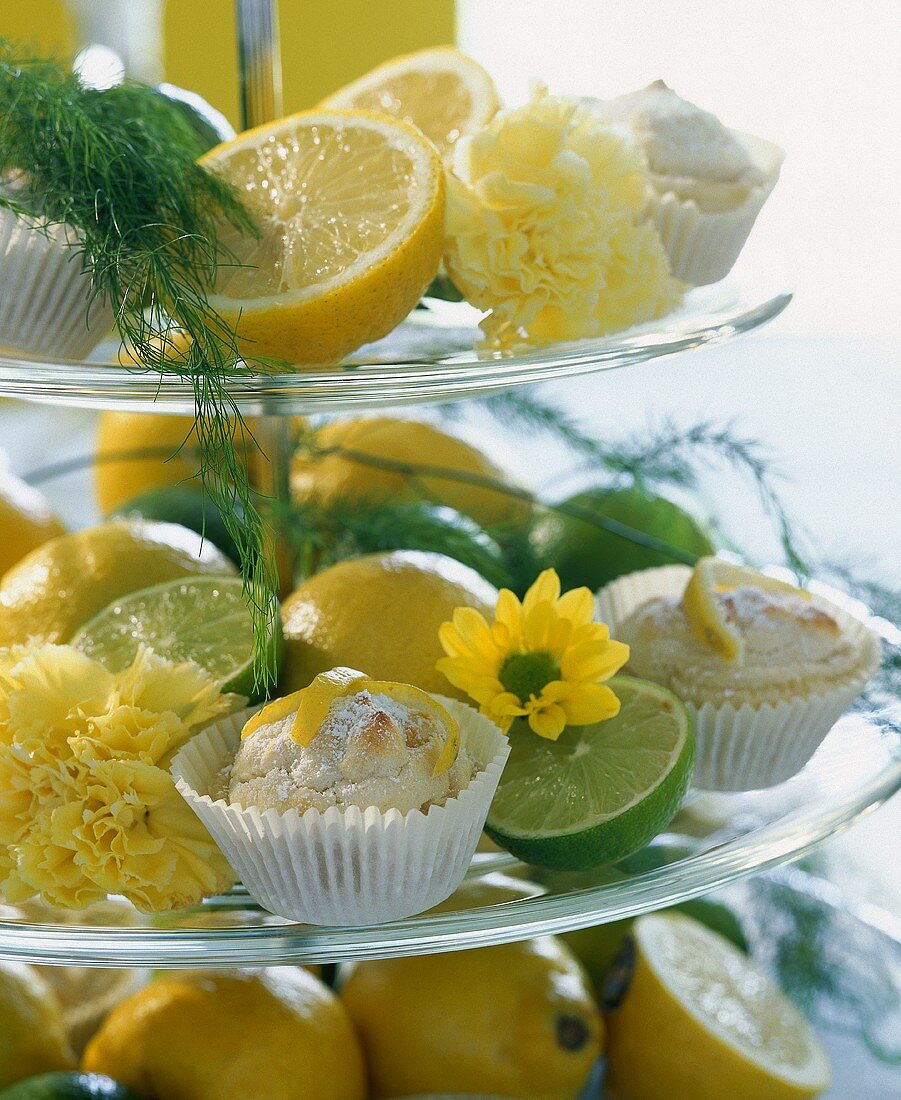 Etagere mit Zitronenküchlein, sowie Zitronen & Limetten