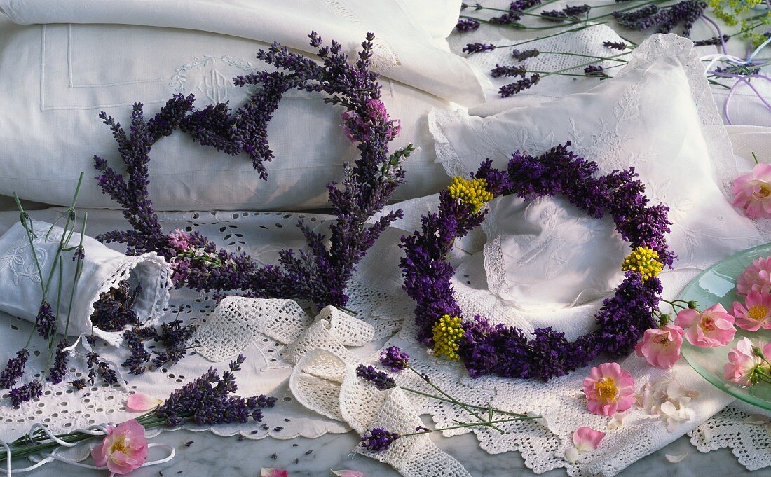 Duftender Lavendel als Kranz und als Herz gebunden