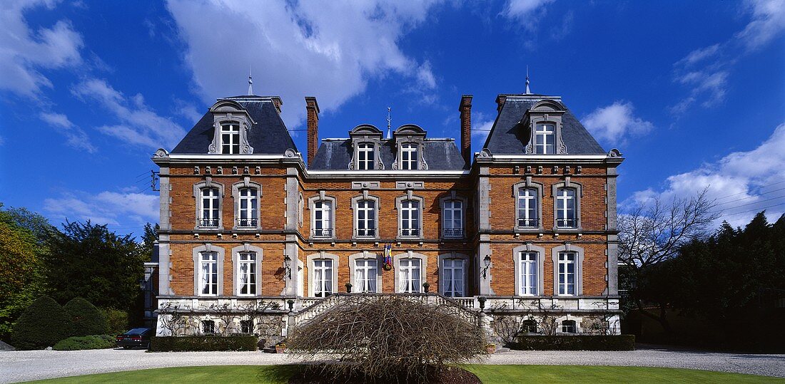Dramatischer Himmel über altem Adelssitz - Château Pol Roger in Epernay, Marne, Frankreich