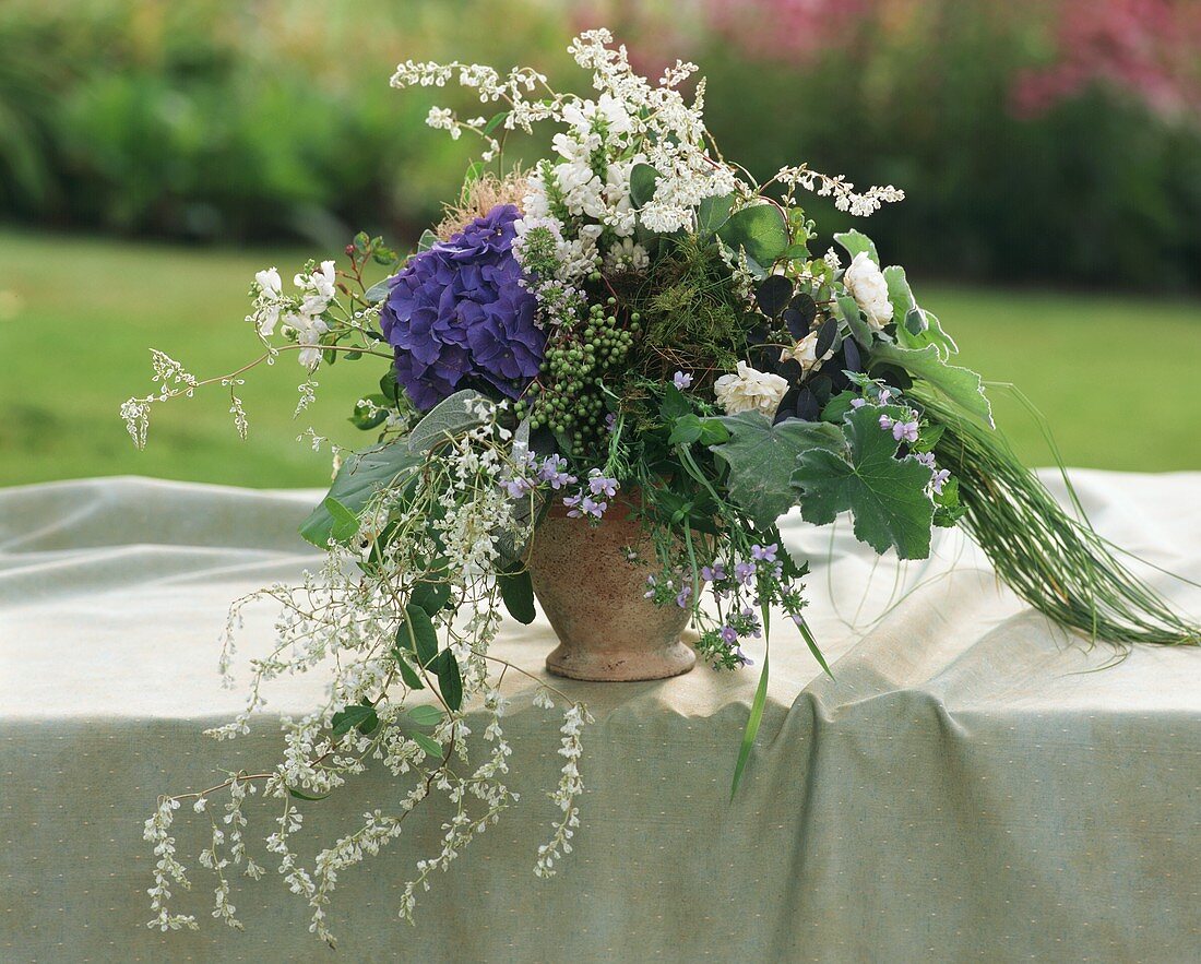 Blumenstrauss mit blauer Hortensie und weißem Knöterich