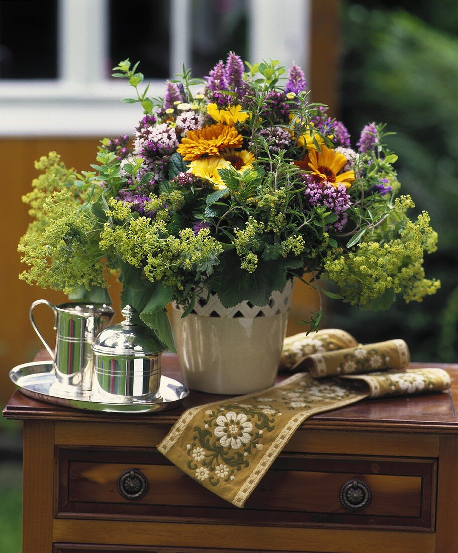 Blumenstrauss mit verschiedenen Heilpflanzen & Kräutern