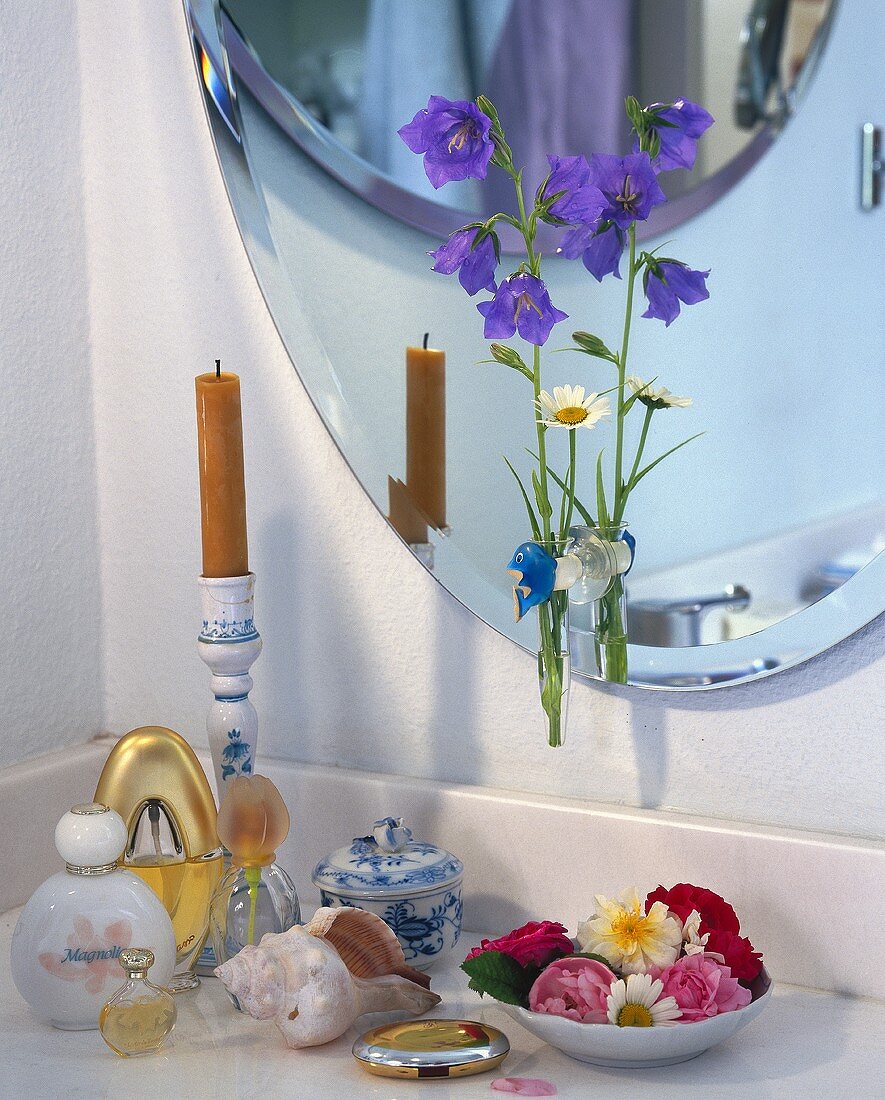 Vase mit Glockenblume, Margerite am Spiegel & Kerze , Blüten