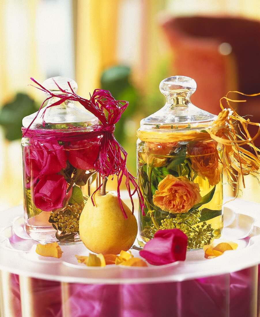 Glasgefässe mit Rosenwasser & Blüten