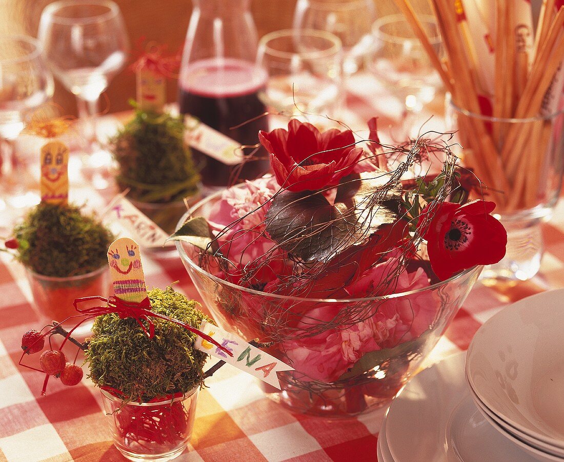 Gläschen mit Moos & Glasschale mit roten Anemonenblüten