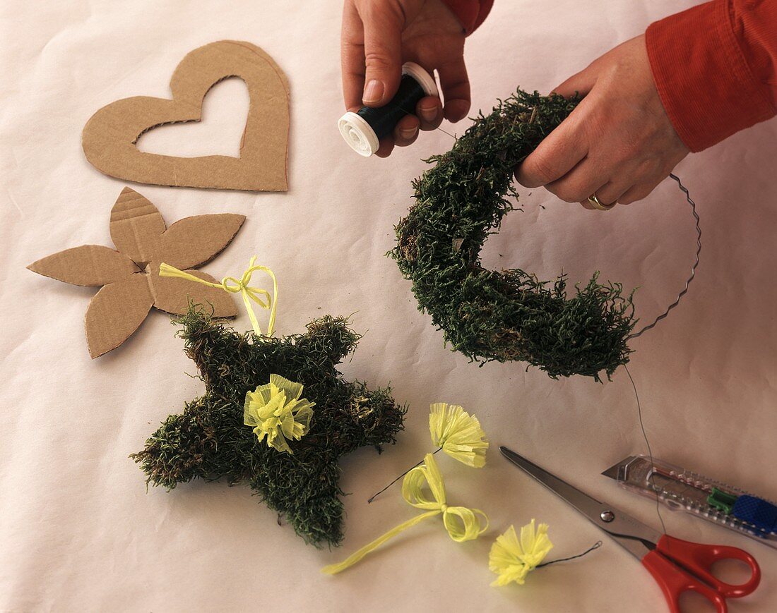 Making stars, heart and wreath from moss and patterns