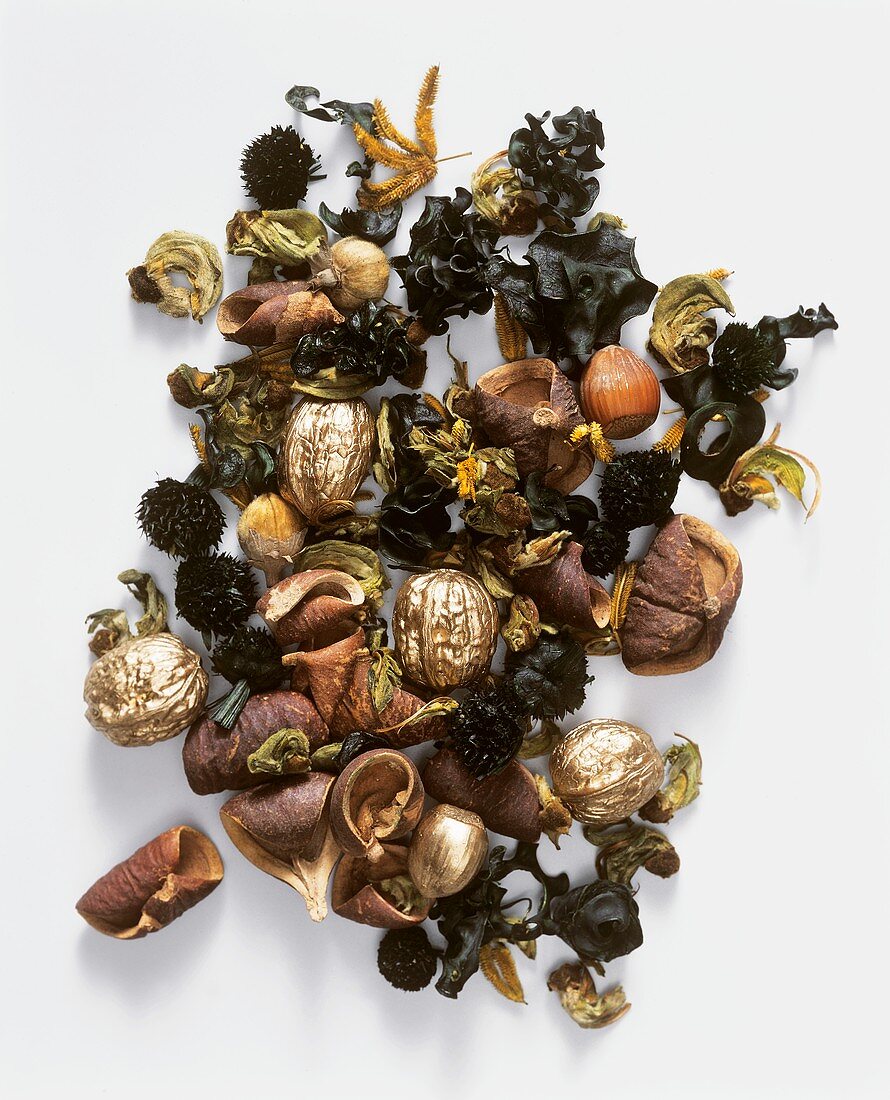 Potpourri mit goldenen Nüssen, eingefärbten Blüten, Schalen