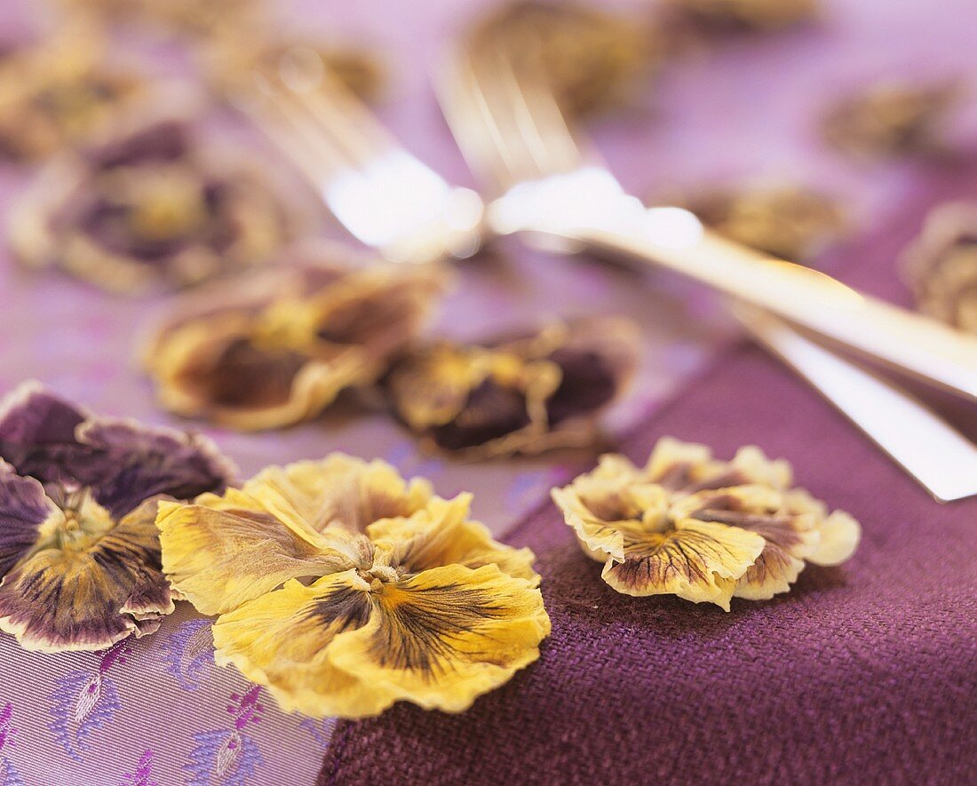 Dried pansies as table decoration