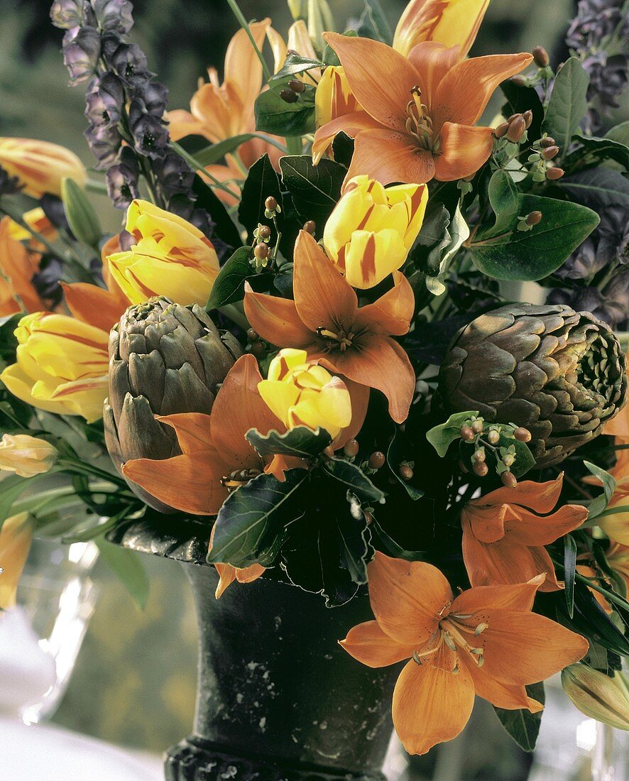 Üppiger italienischer Blumenstrauss mit Artischocken