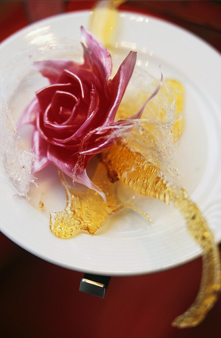 Kandierte Rose auf weißem Teller