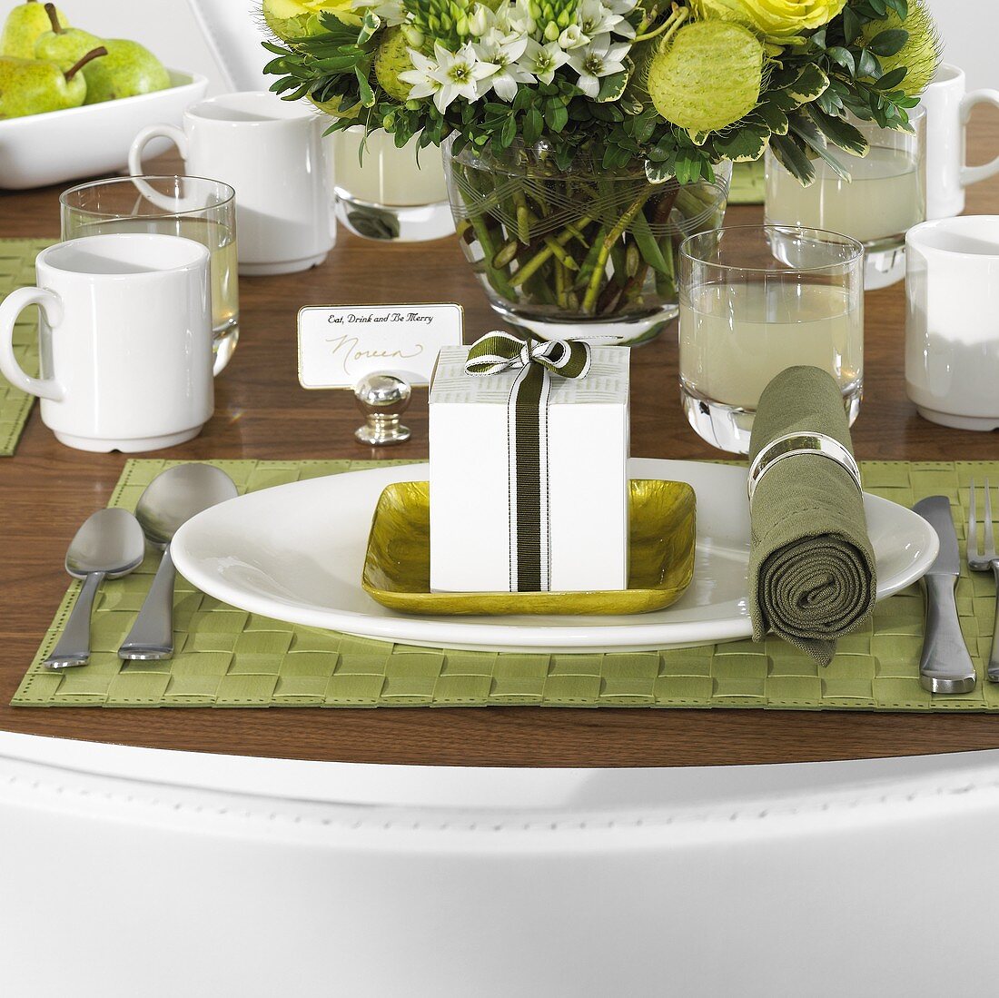 Gedeckter Tisch in Grün und Weiß mit Blumen und Limonade