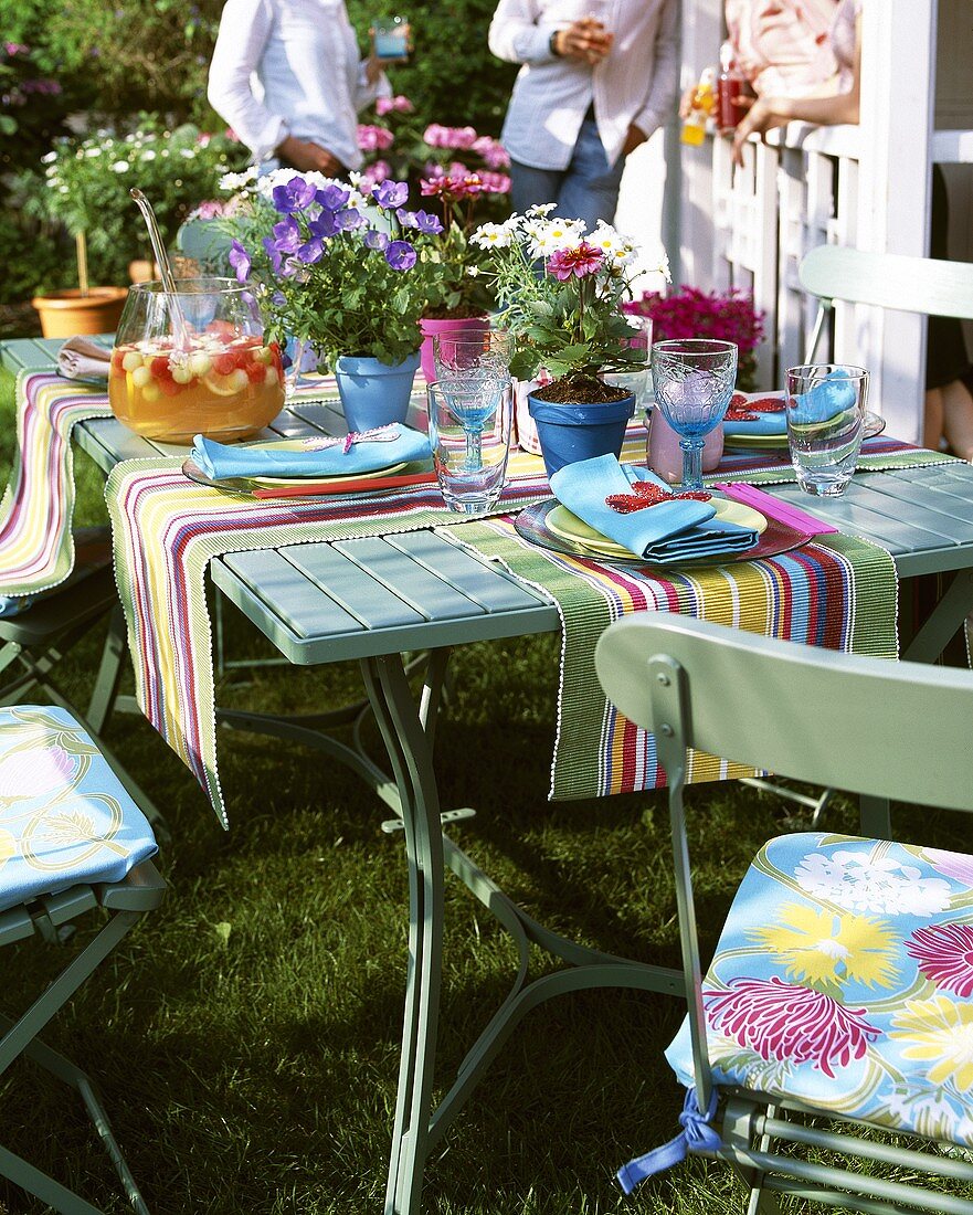 Gedeckter Tisch für ein sommerliches Gartenfest