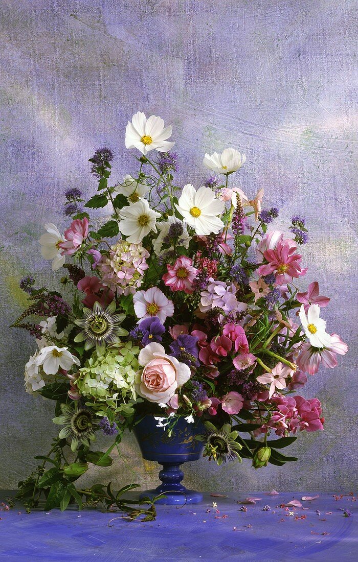 Festlicher Blumenstrauss mit Rosen und Hortensien
