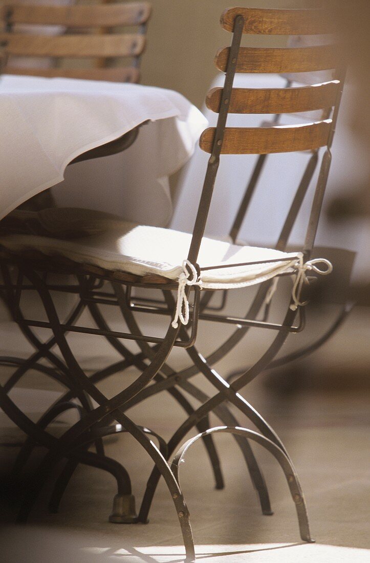 Ein Stuhl am Tisch (Auberge la Feniere, Lourmarin)