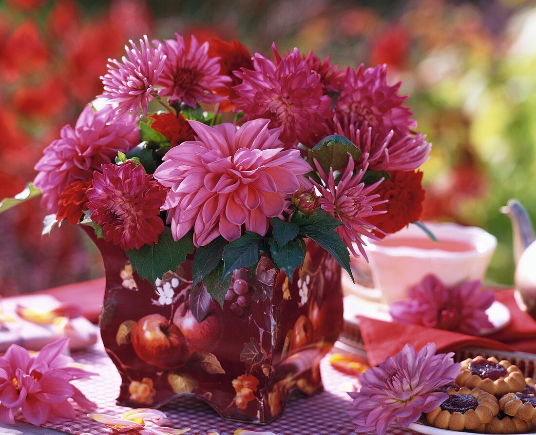 Pinkfarbene Dahlien in Vase mit Apfelmotiv