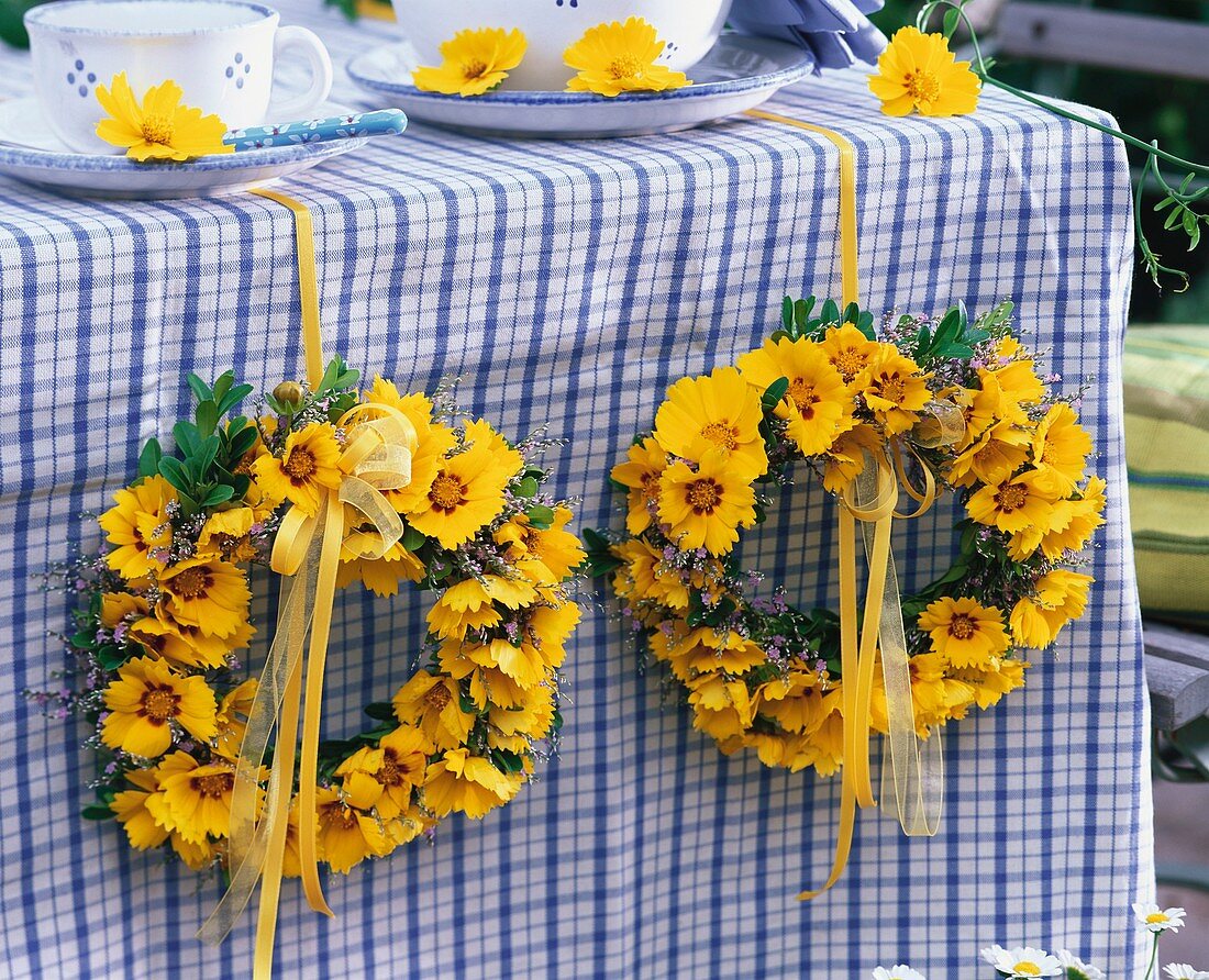 Table decoration of wreaths of coreopsis and sea lavender
