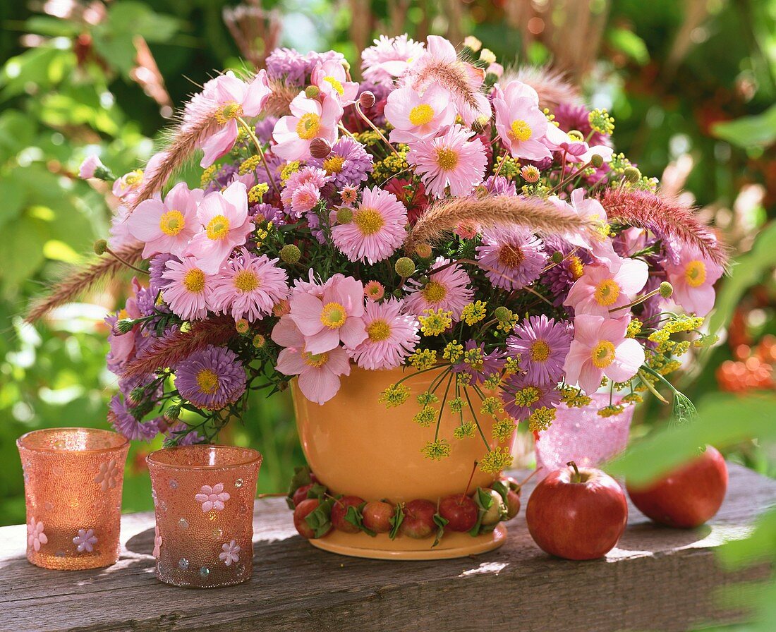 Sommerlicher Blumenstrauss mit rosa Anemonen und Astern