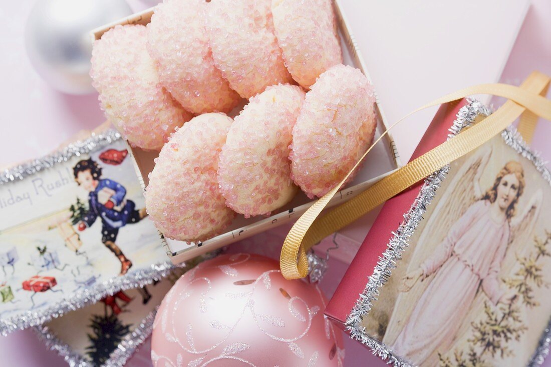 Rosa Zuckerplätzchen, umgeben von Weihnachtsdeko