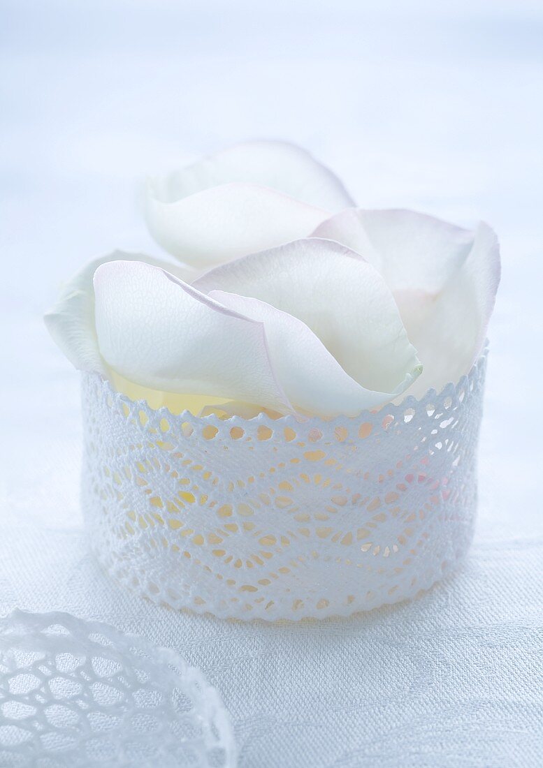 Jewellery box with white rose petals
