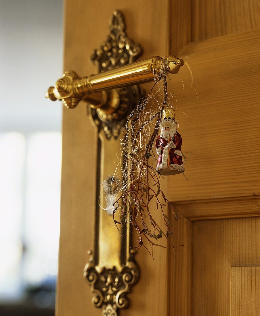 Door handle with Father Christmas, angel’s hair & Euphorbia