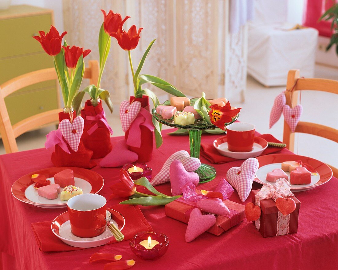 Rote Tischdeko mit Tulpen, Stoffherzen und Geschenken