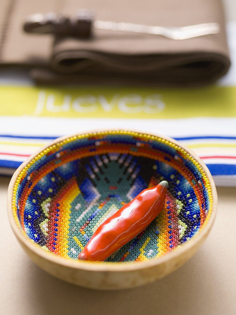 Tischdeko aus Mexiko: bunte Schale mit Chilischote