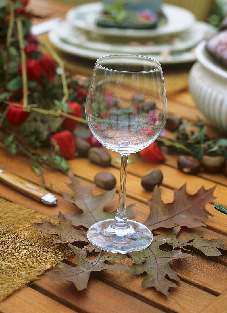 Herbstliche Tischdeko: Eichenblätter als Weinglasuntersetzer