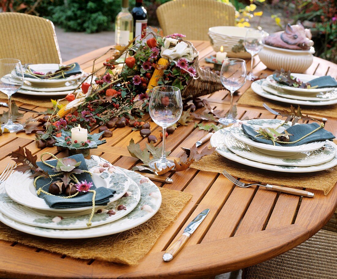 Gedeckter Tisch mit Füllhorn aus Weide