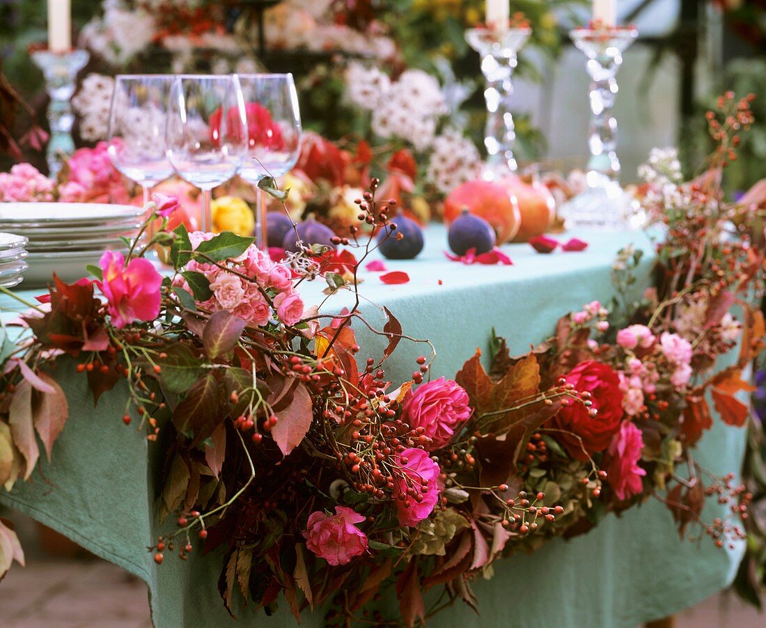 Garland of roses, rose hips and hydrangeas as table decoration