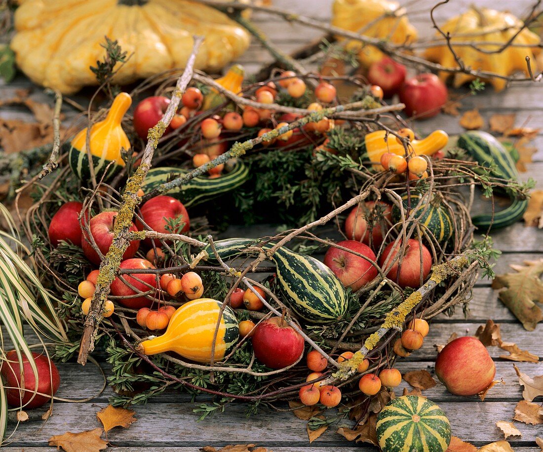 Table wreath of apples, ornamental apples & ornamental gourds