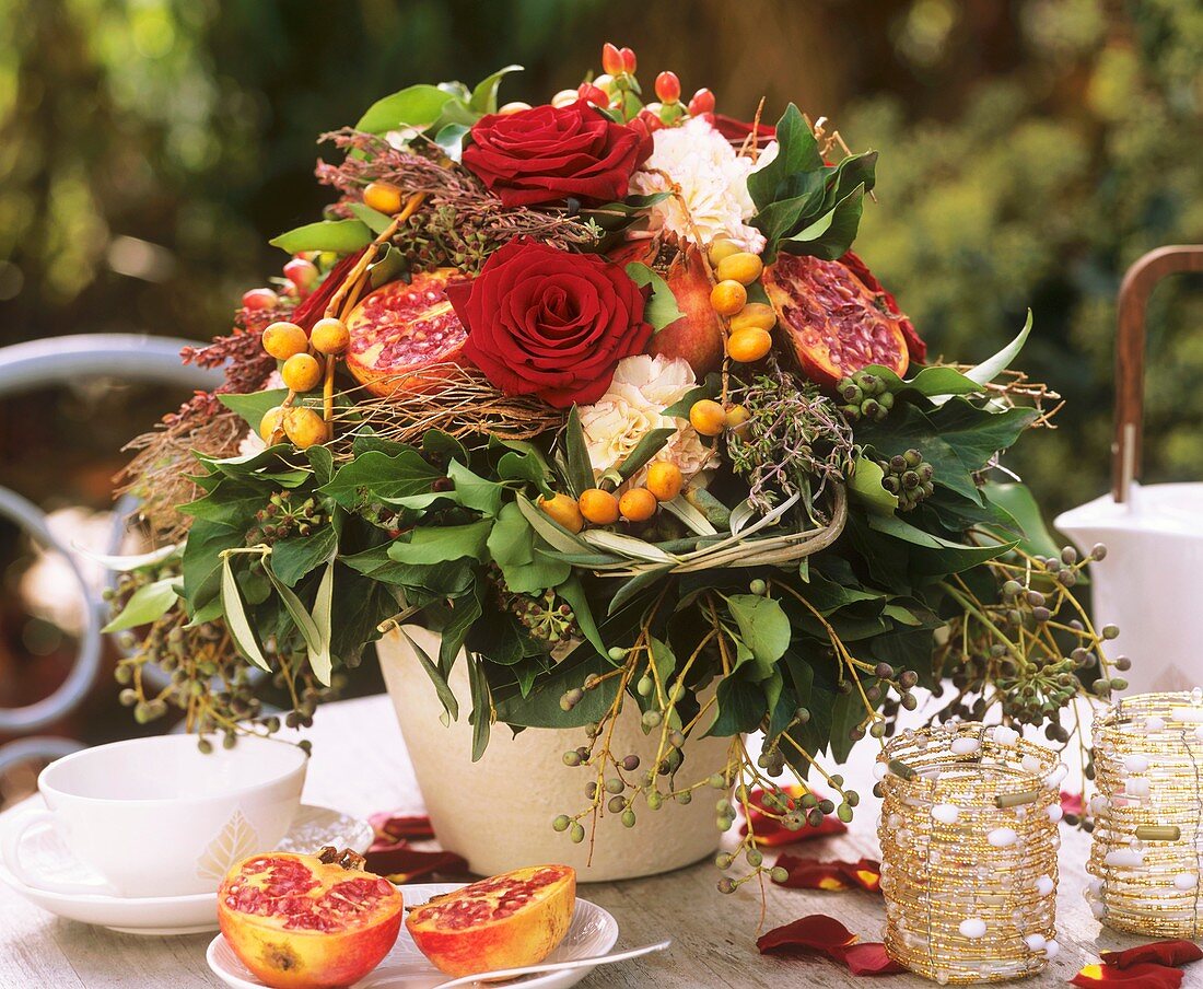 Herbststrauss mit Rosen, Granatäpfeln und Dattelzweigen