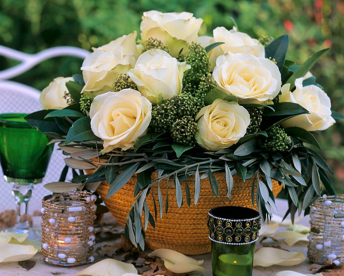 Weiße Rosen mit Olivenzweigen und Skimmie