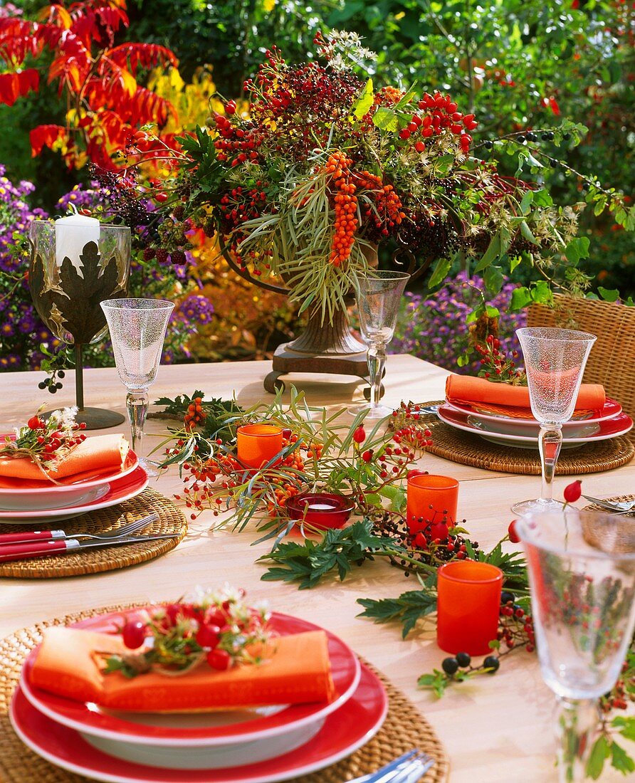 Gedeckter Tisch mit verschiedenen Beeren dekoriert