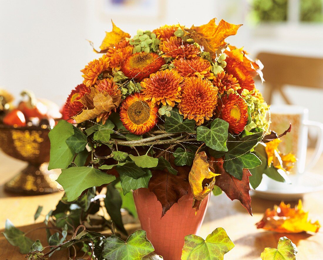 Strauss mit Herbstchrysanthemen, Strohblumen und Hortensien